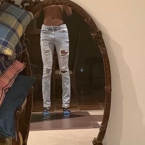 Light washed street wear ripped jeans